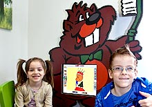 Kinder vor dem Spielecomputer im Wartezimmer